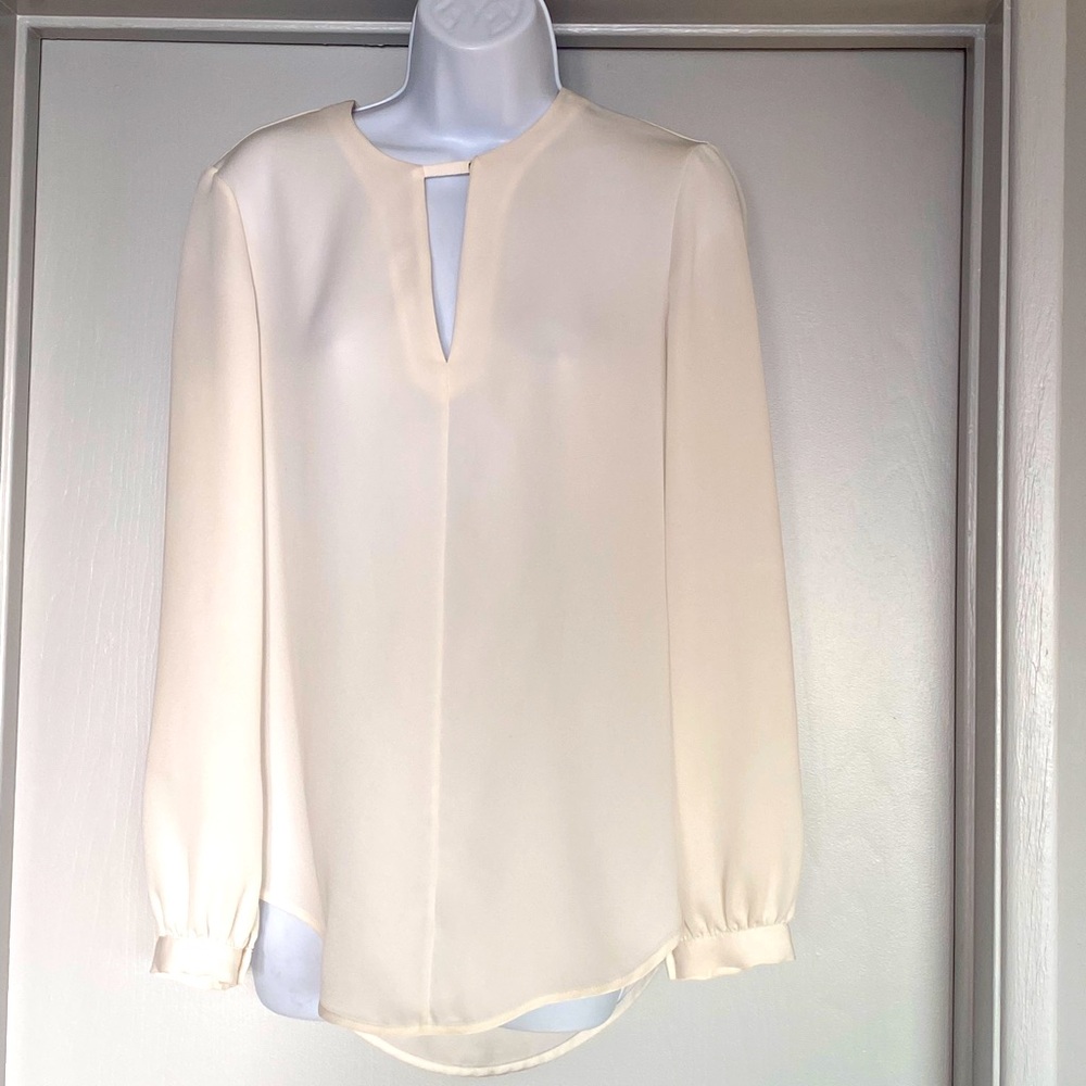 RAG & BONE white long sleeve blouse, V cut out at neck w/ snap closure Sz sm